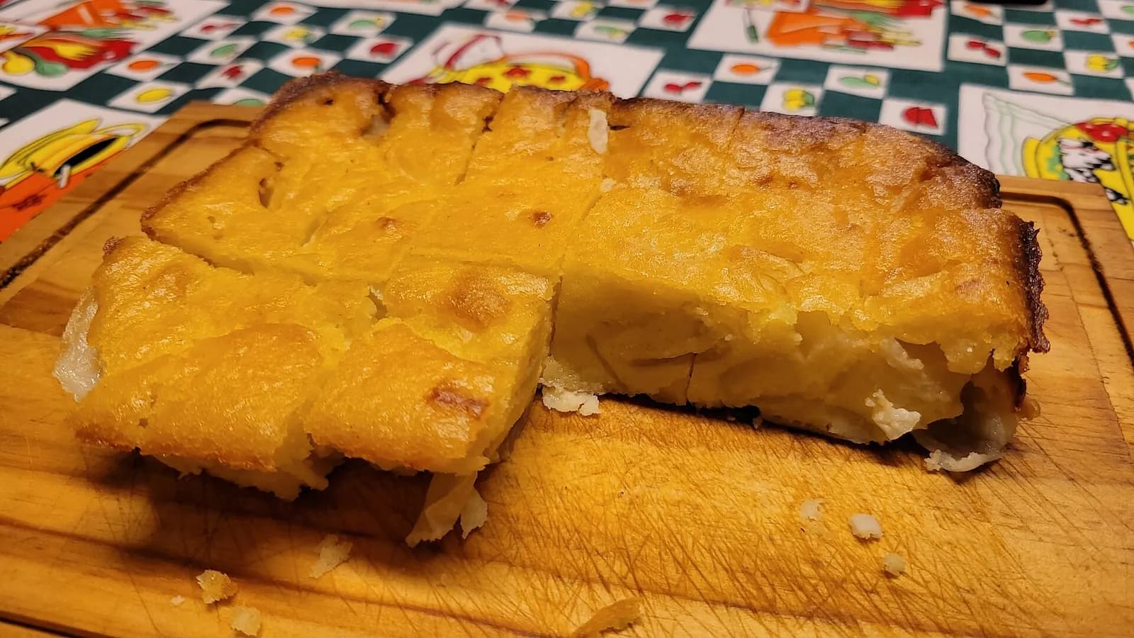 Portion de sopa paraguaya, gâteau de maïs et fromage, sur une planche en bois
