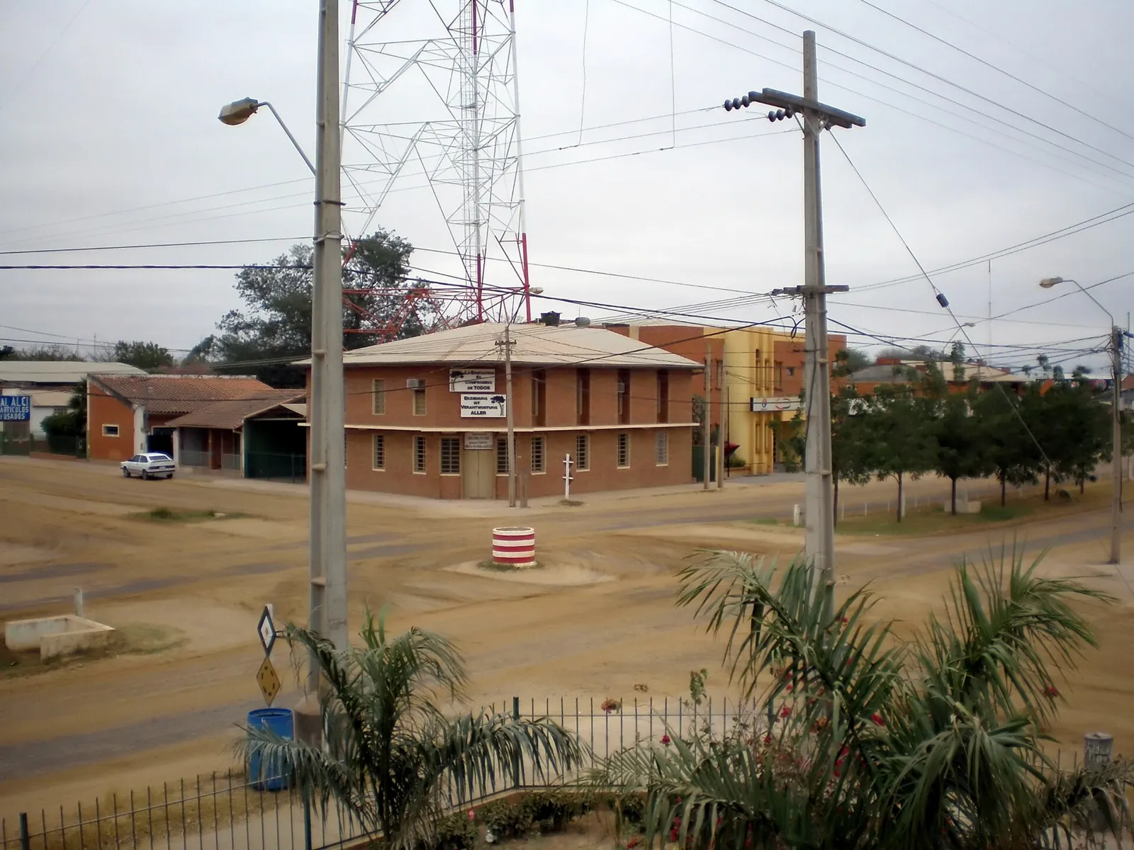 Rue de terre et bâtiments en brique du centre de Filadelfia, dans le Chaco paraguayen