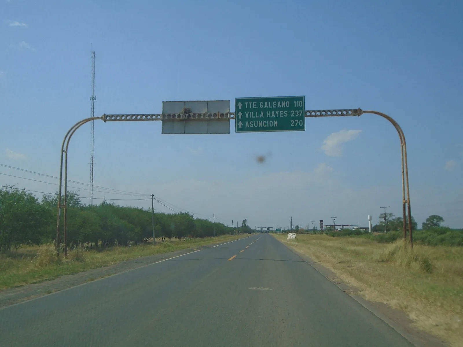 Ruta Transchaco (PY09) à Pozo Colorado, route droite et portique indiquant Villa Hayes, Asunción et Teniente Galeano