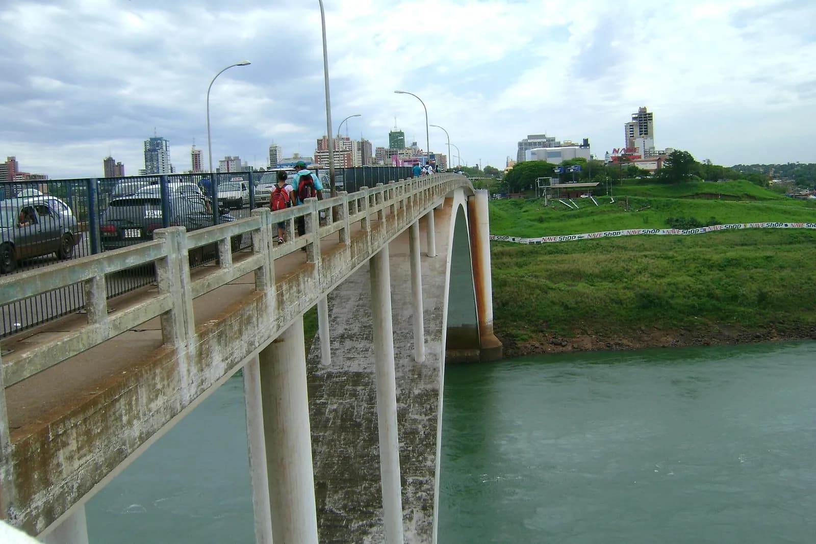 Puente de la Amistad au-dessus du río Paraná, entre Ciudad del Este et Foz do Iguaçu au Brésil, avec des piétons et une file de véhicules sur le tablier