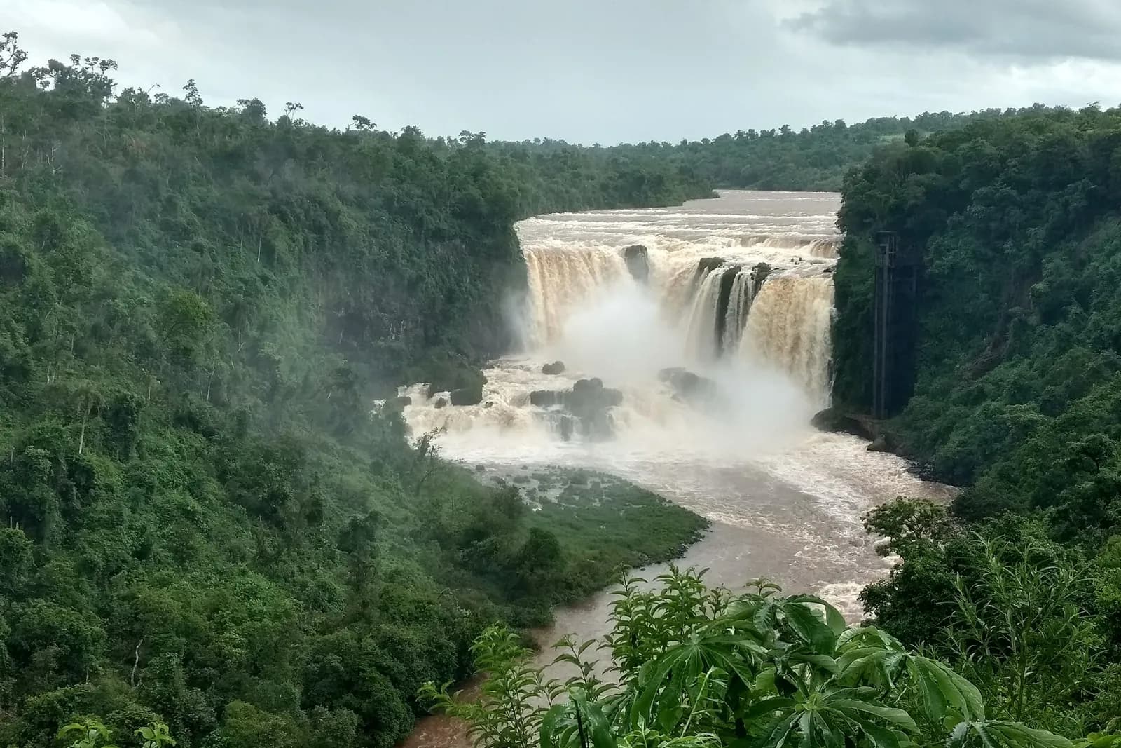 Saltos del Monday, chutes du río Monday en crue entourées de forêt, à Presidente Franco, près de Ciudad del Este