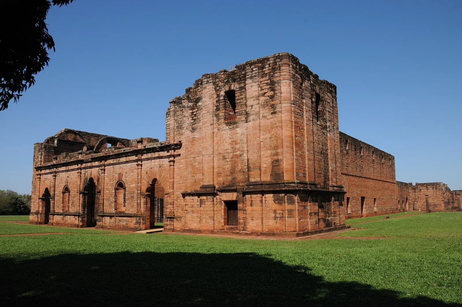 Ruines de l'église inachevée de la mission jésuite de Jesús de Tavarangué, en grès rouge, avec sa tour massive
