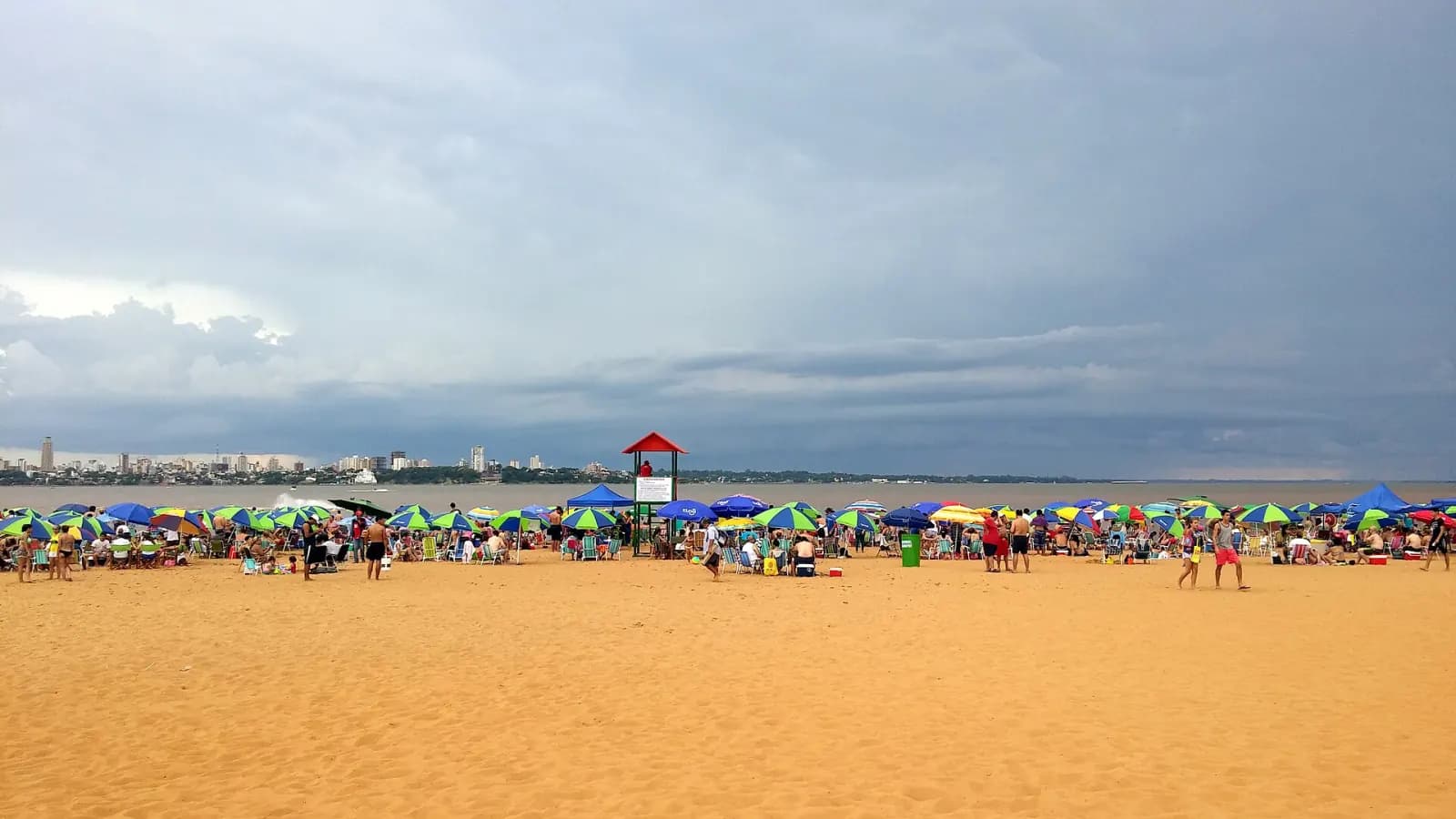 Parasols colorés et baigneurs sur la plage de la Playa San José à Encarnación, en été