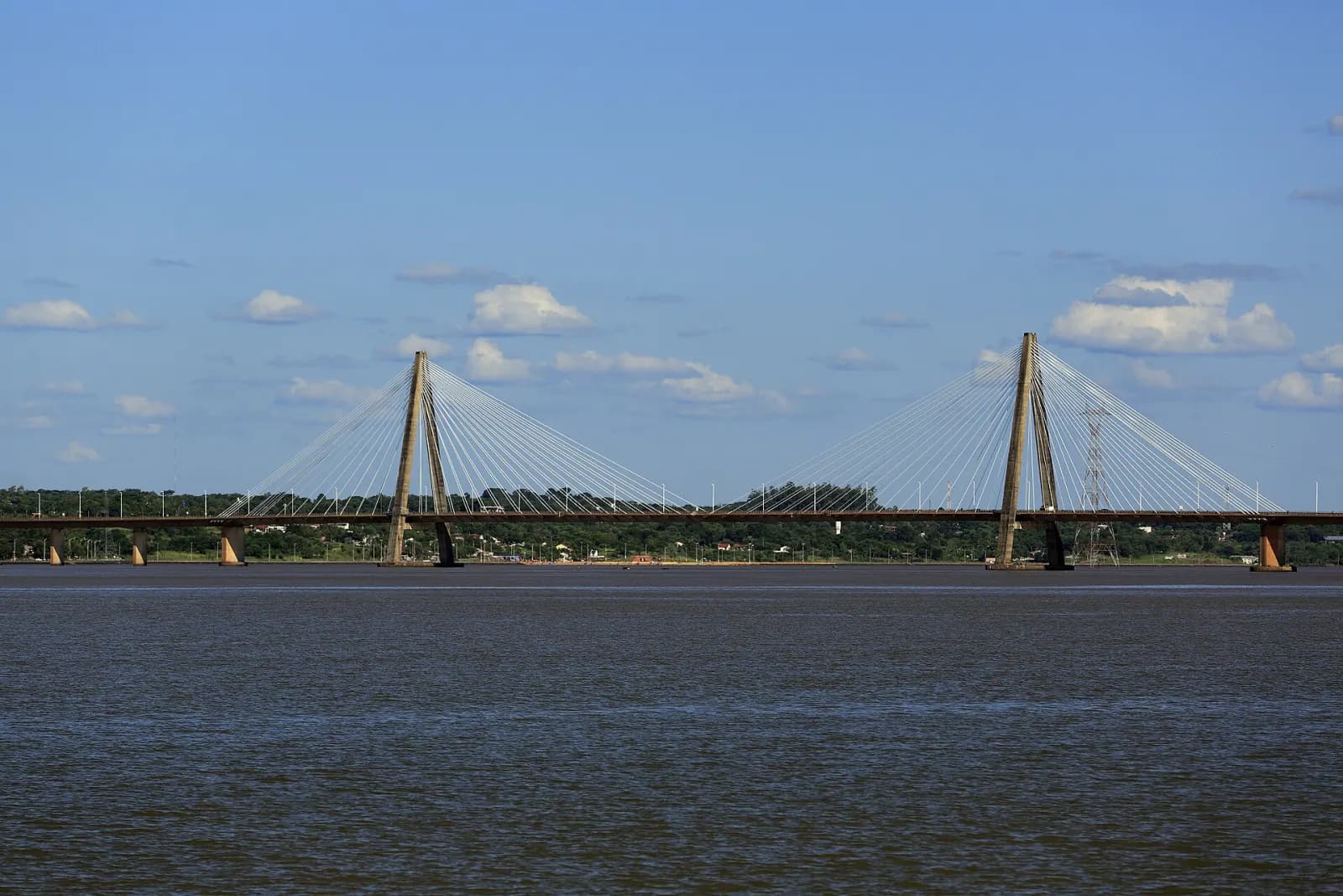 Pont international à haubans San Roque González de Santa Cruz sur le Paraná, qui relie Encarnación à Posadas