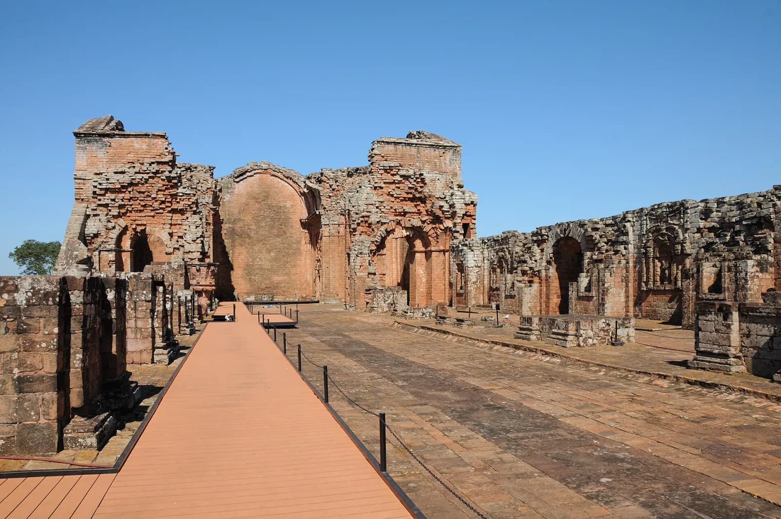 Nef en ruine de la nouvelle église de La Santísima Trinidad de Paraná, en grès rouge, avec la passerelle des visiteurs