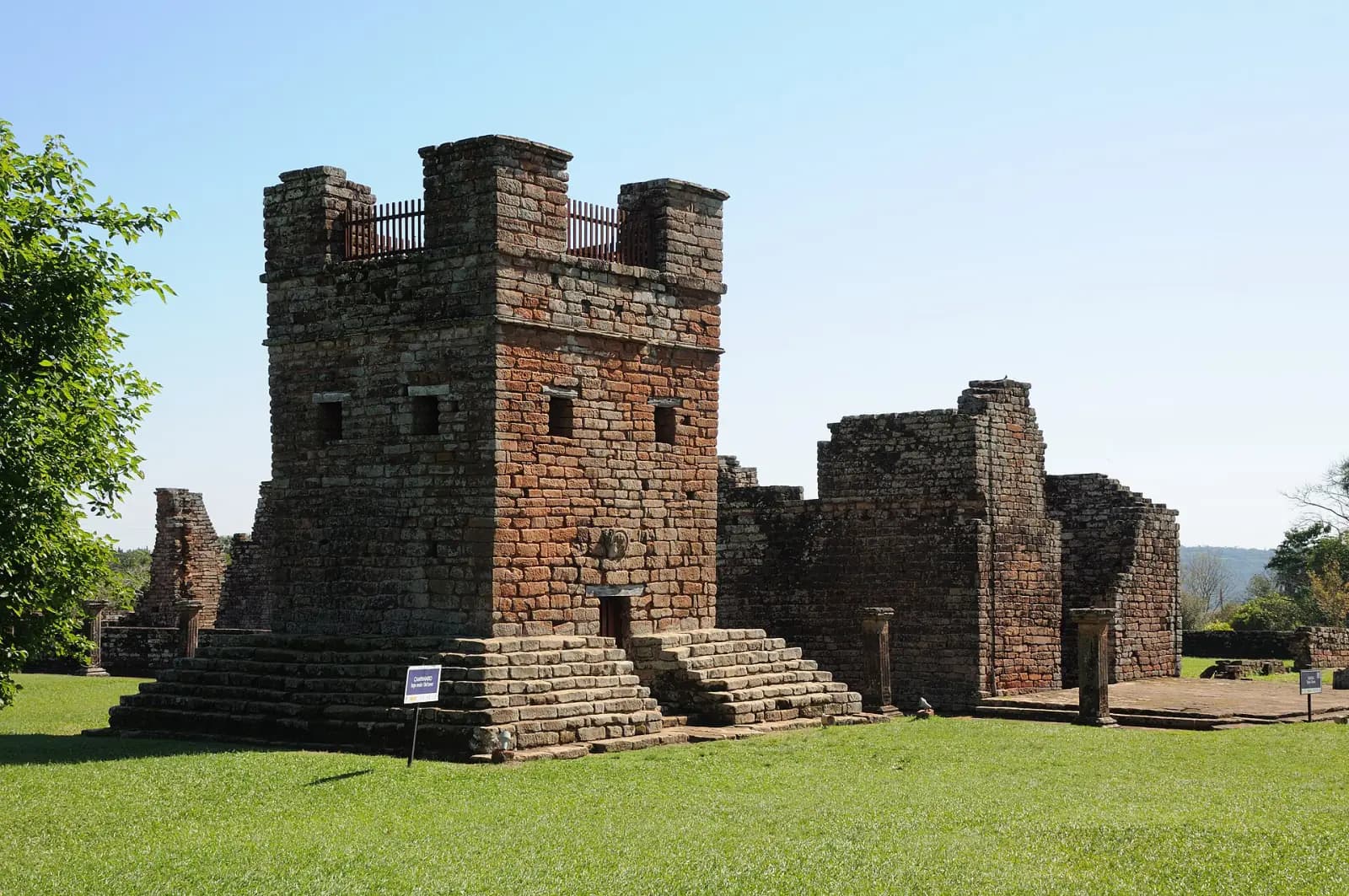 Clocher en pierre et grandes marches des ruines jésuites de La Santísima Trinidad de Paraná, près d'Encarnación