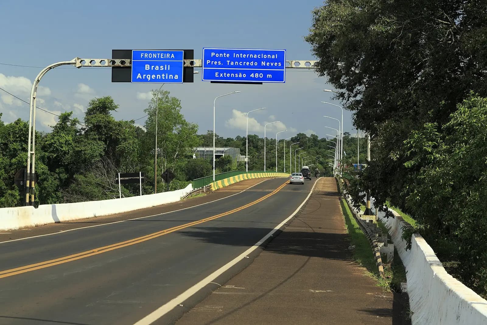 Panneaux « Fronteira Brasil Argentina » et « Ponte Internacional Pres. Tancredo Neves, 480 m » sur le pont entre Foz do Iguaçu et Puerto Iguazú