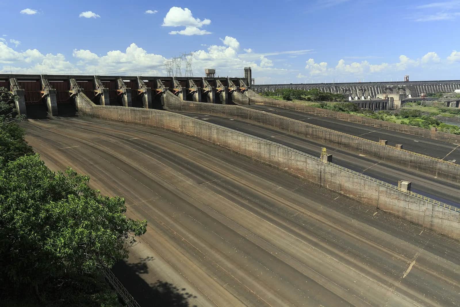Le déversoir à sec du barrage d'Itaipú, avec la centrale et la crête du barrage au fond, vu depuis le belvédère côté paraguayen