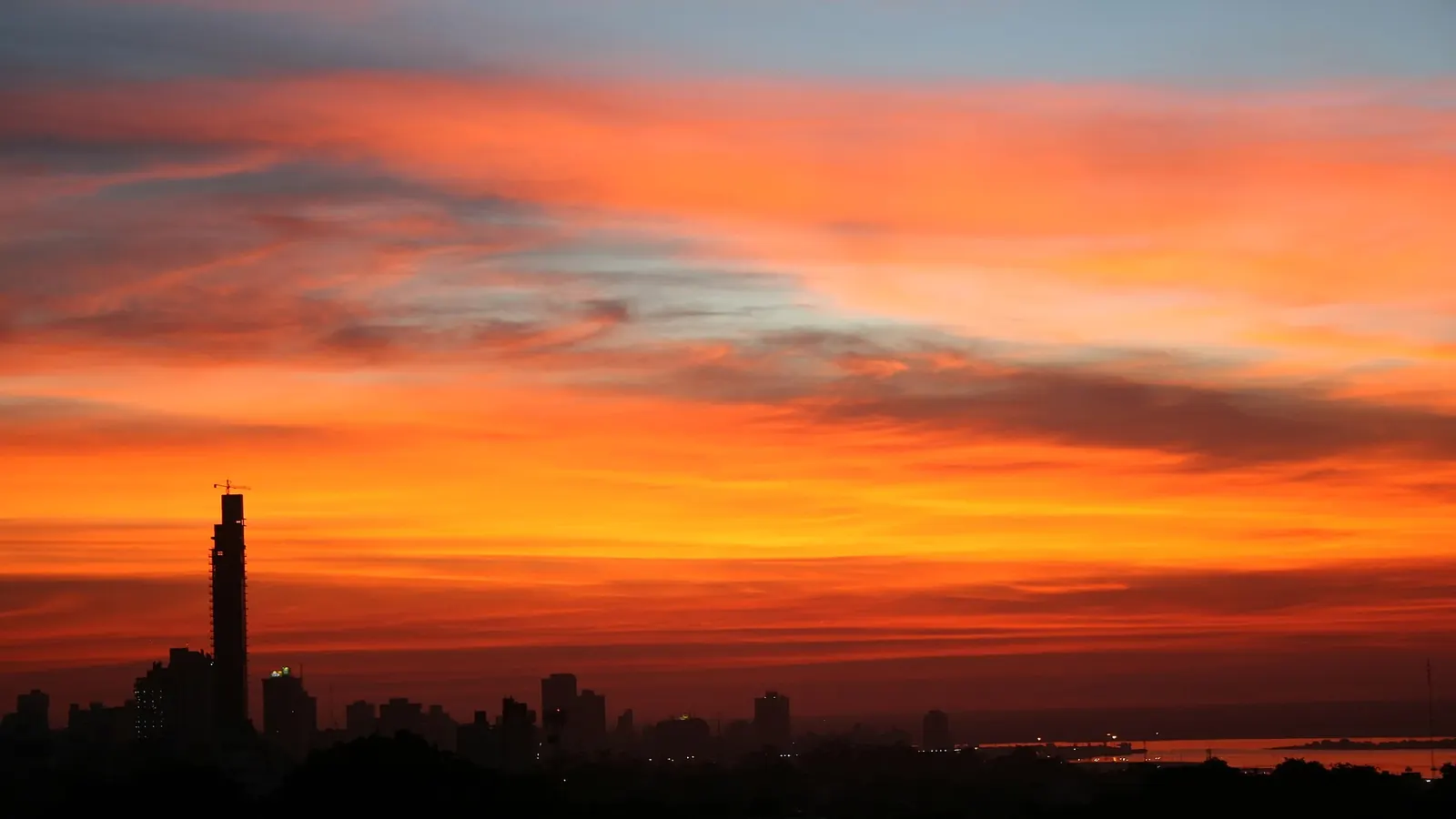 Coucher de soleil orange et rouge sur les immeubles d’Asunción, au Paraguay