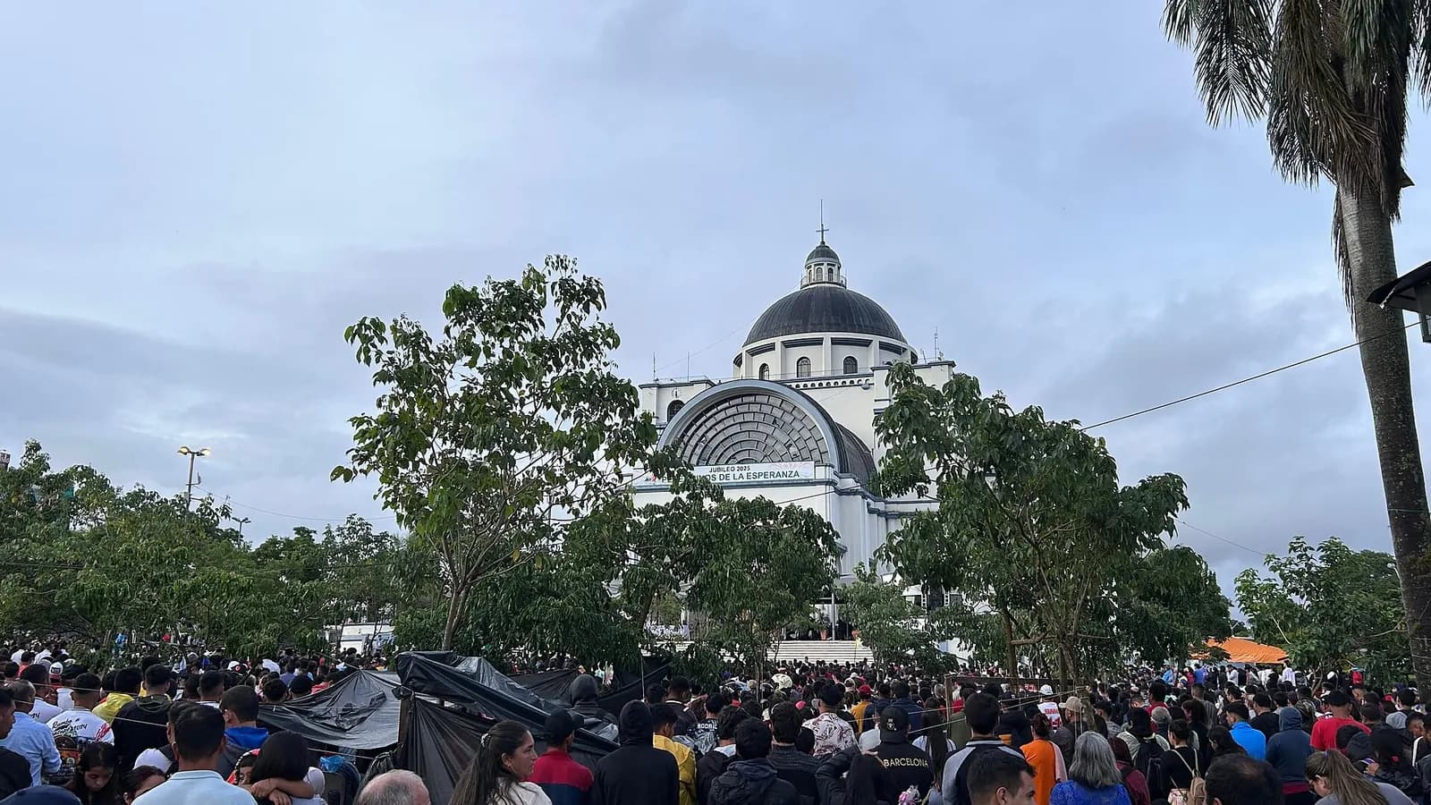 Foule de pèlerins devant la basilique de Caacupé, au Paraguay, le jour de la fête de la Vierge, le 8 décembre