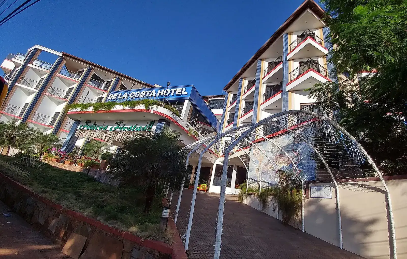 Entrée d’un hôtel avec sa façade à balcons à Encarnación, Paraguay