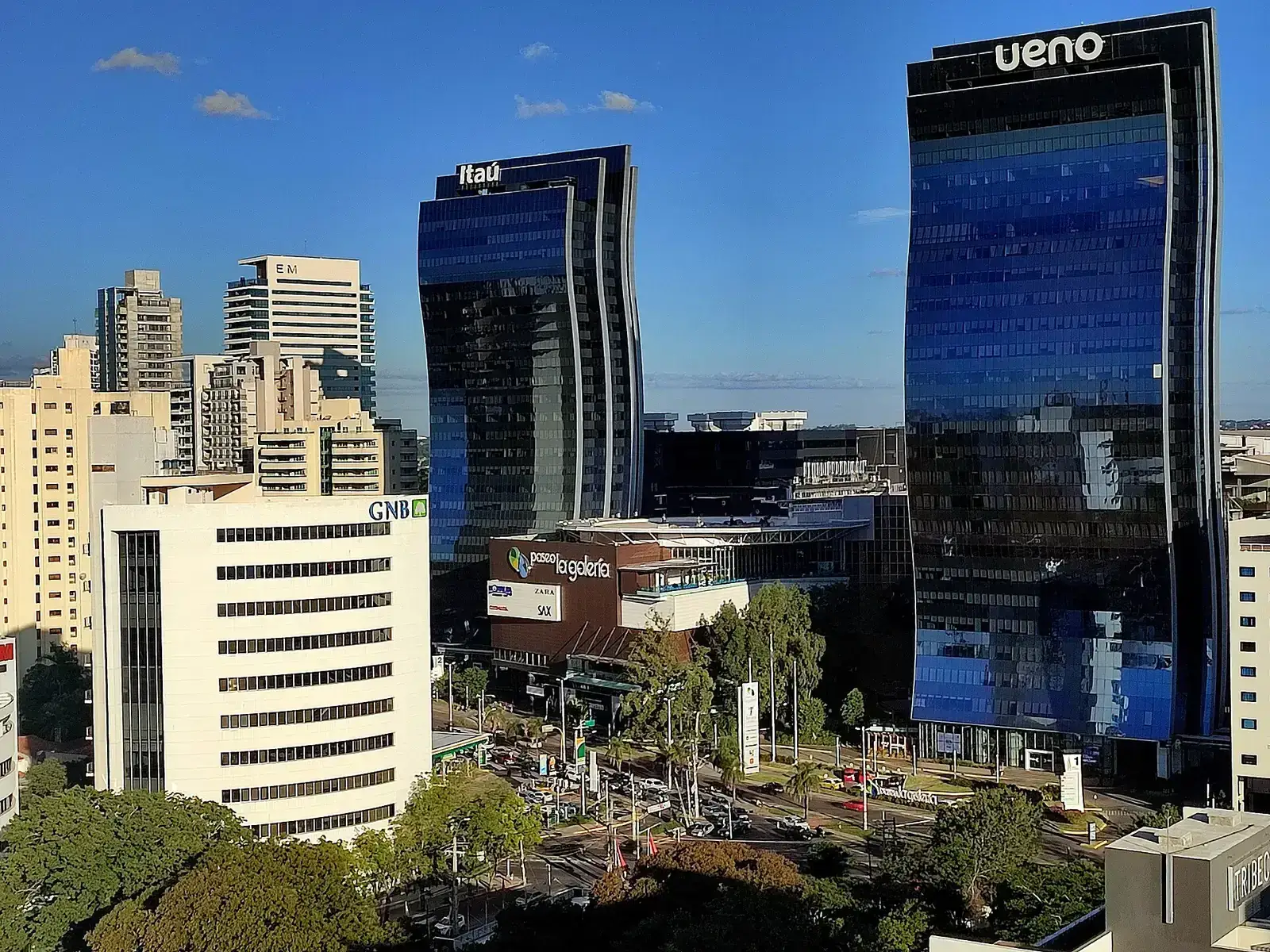 Tours de bureaux Itaú et Ueno près du centre commercial Paseo La Galería, quartier de Villa Morra, Asunción