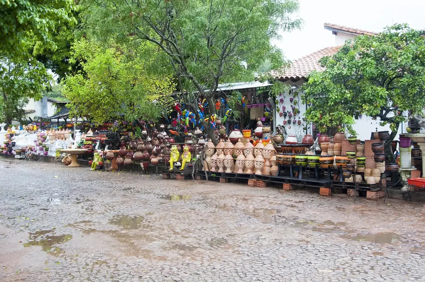 Étals de poteries et de céramiques colorées sur une rue pavée d’Areguá, au bord du lac Ypacaraí
