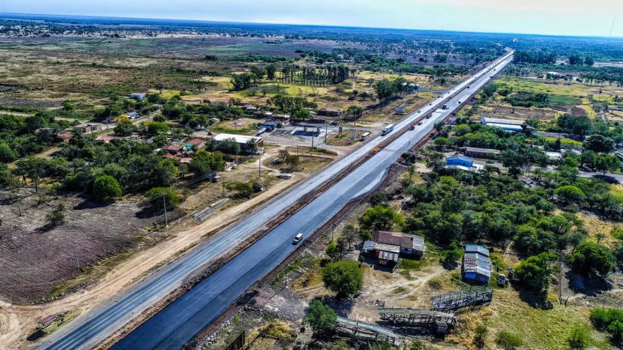 Vue aérienne de la route nationale PY09 Transchaco à José Falcón, dans le département de Presidente Hayes, au Paraguay
