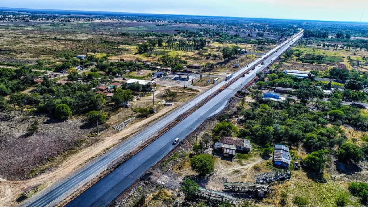 Vue aérienne de la route nationale PY09 Transchaco à José Falcón, dans le département de Presidente Hayes, au Paraguay