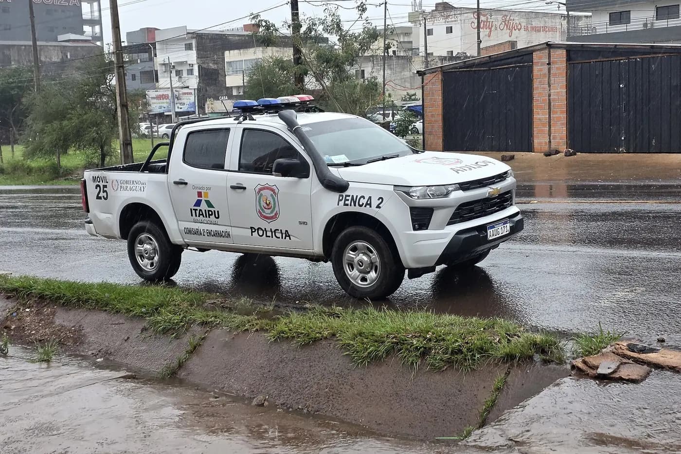 Pick-up patrouilleur de la Policía Nacional du Paraguay sous la pluie à Encarnación, dans le département d'Itapúa