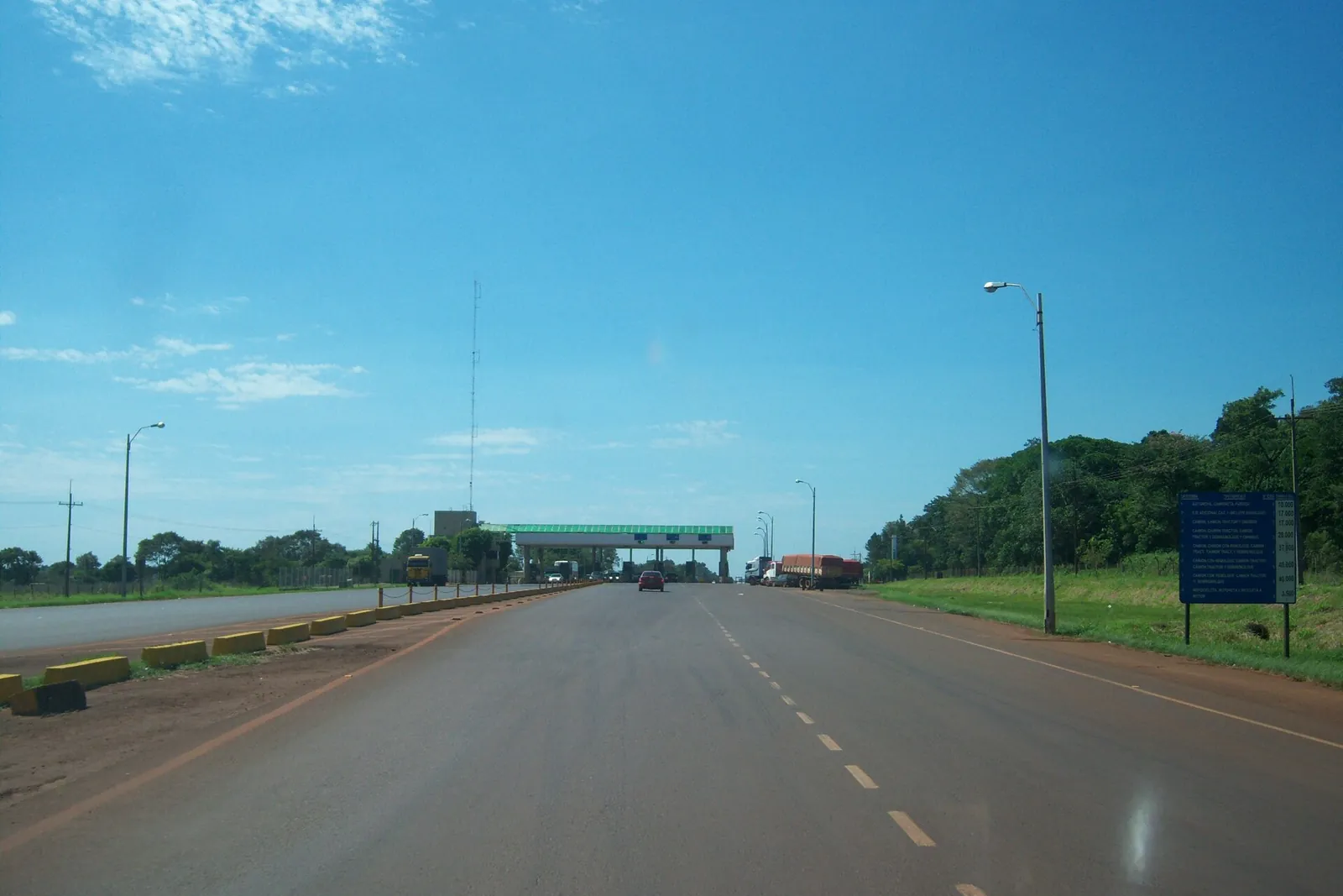 Route à deux voies menant au poste de péage de Minga Guazú, dans l'Alto Paraná, au Paraguay