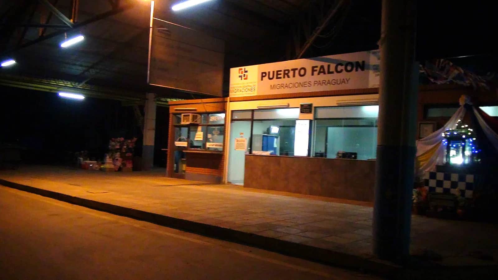 Poste de Migraciones Paraguay de Puerto Falcón, à la frontière entre le Paraguay et l'Argentine, de nuit