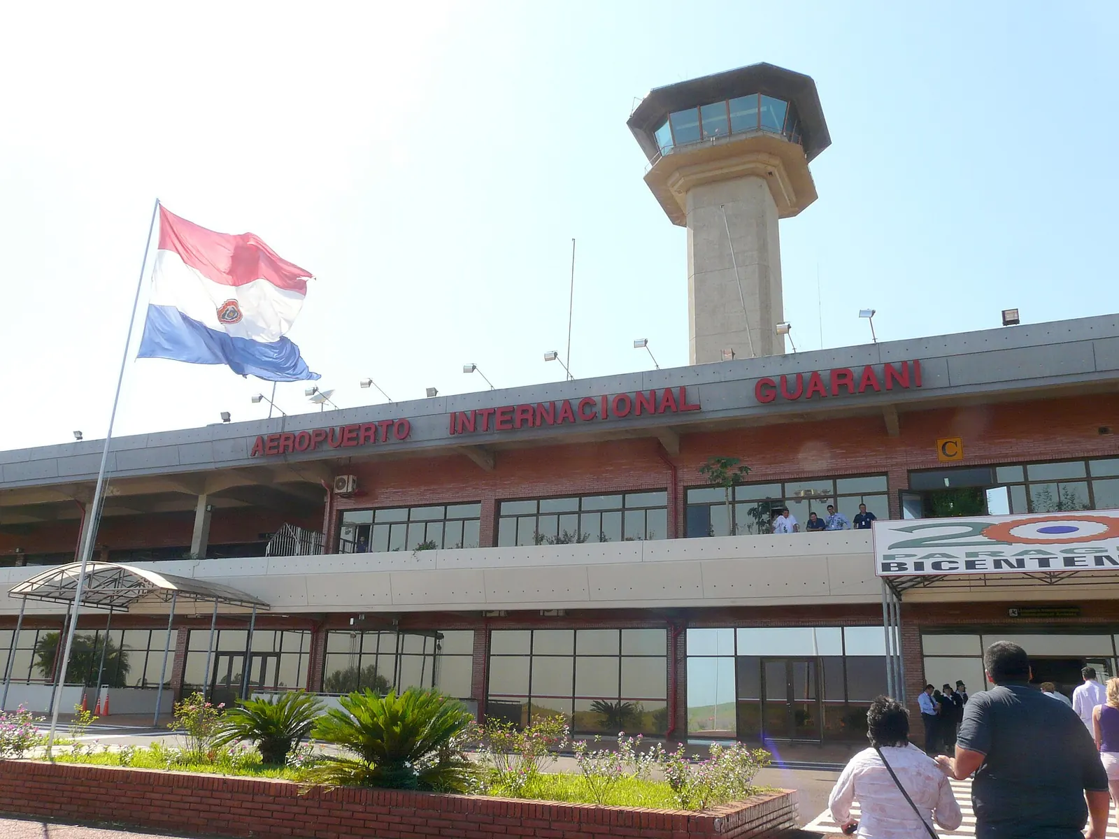Terminal et tour de contrôle de l'aéroport international Guaraní, à Minga Guazú près de Ciudad del Este, avec le drapeau paraguayen