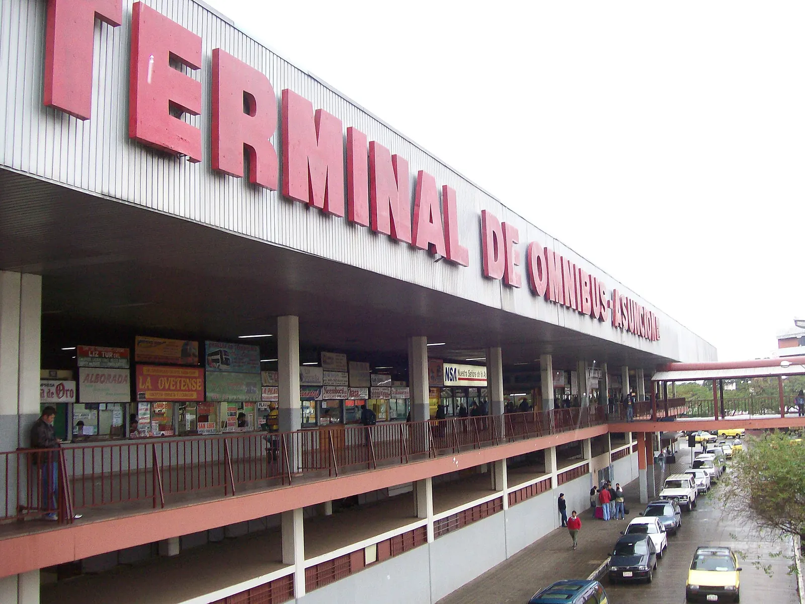 Façade et guichets des compagnies de bus du terminal de bus (Terminal de Ómnibus) d'Asunción